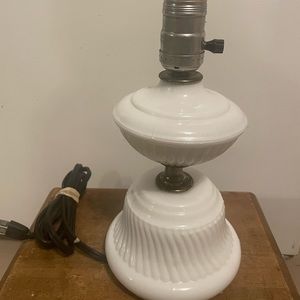 Milk glass swirl pattern table top lamp